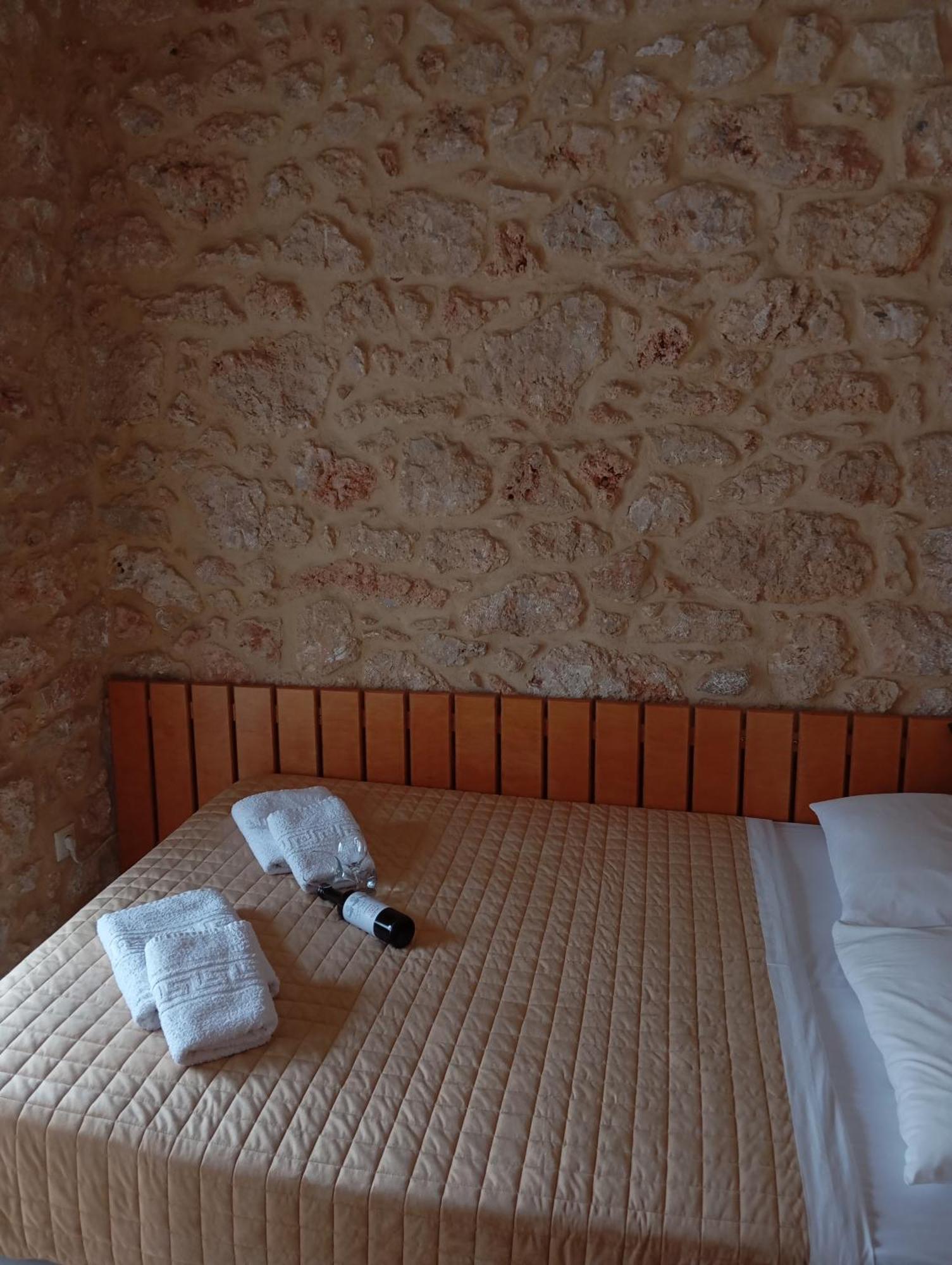 Niko'S Stone Guest House Plítra Dış mekan fotoğraf